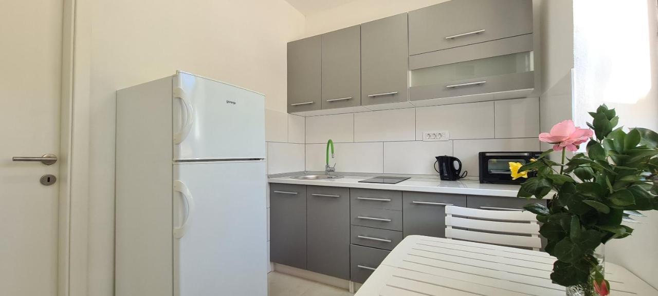 Apartments Ana I Ante Мілна Екстер'єр фото