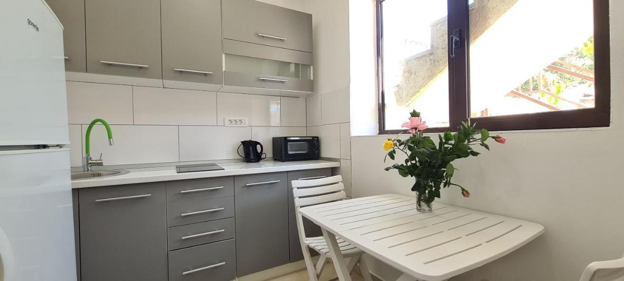 Apartments Ana I Ante Мілна Екстер'єр фото